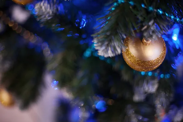Weihnachtsbaum Hintergrund mit goldener Kugel. — Stockfoto