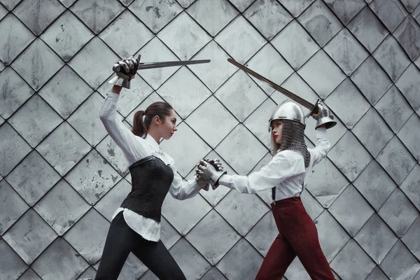 Två tjejer med svärd närbild — Stockfoto