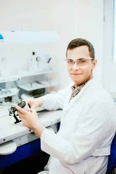 Técnico dentário em processo de trabalho — Fotografia de Stock