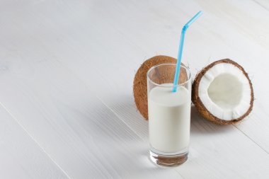 Lezzetli coconut süt beyaz masada