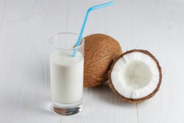 Lezzetli coconut süt beyaz masada