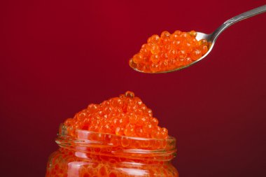 Kaşık ve bardak kırmızı havyar ile