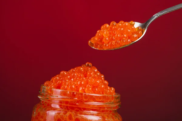La cuchara y el vaso con caviar rojo —  Fotos de Stock