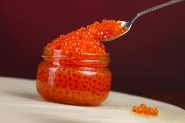 kaşık ile cam kase kırmızı havyar