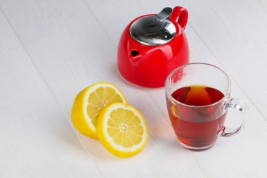 Cam fincan sıcak çay ve bir limon
