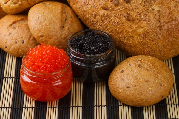 Roter und schwarzer Kaviar im Glas mit Brot — Stockfoto