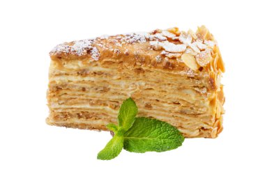 Cheesecake dilim izole nane yaprağı ile dekore edilmiştir.