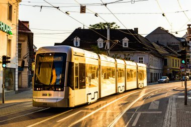 Graz, Styria / Avusturya - 09 02 2016: Annenstrasse sokak turistik yer. Gün batımı gün. Street Tramvayda görüntülemek