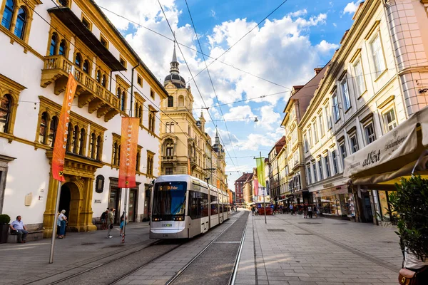 Graz city Avusturya turistik spot Herrengasse ana cadde tramvay — Stok fotoğraf