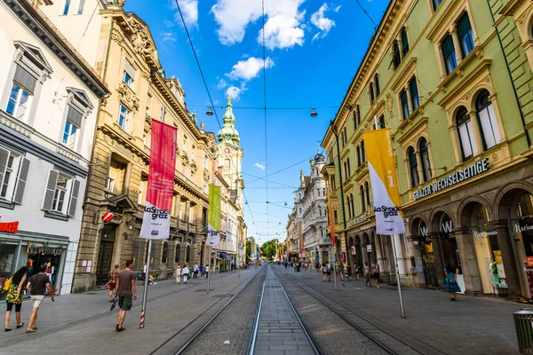 Graz city Ausztria turisztikai helyszínen hauptplatz és az utcai széles szög kilátás. — Stock Fotó