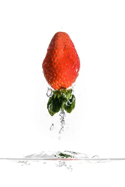 Fragola schizzi in acqua cristallina — Foto Stock