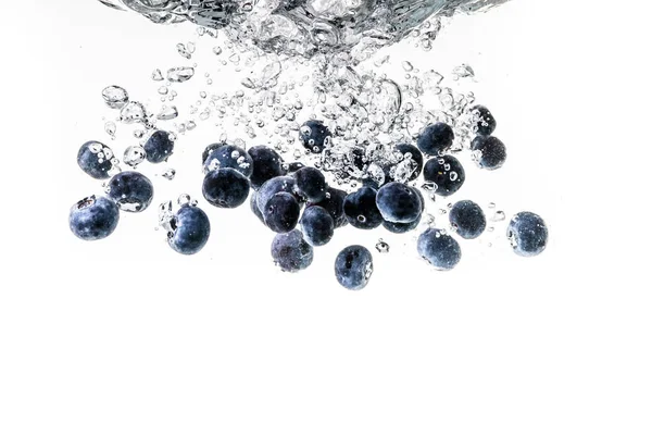 蓝莓落入水溅在白色的背景 — 图库照片