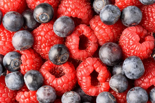 Himbeeren und Blaubeeren mischen sich — Stockfoto