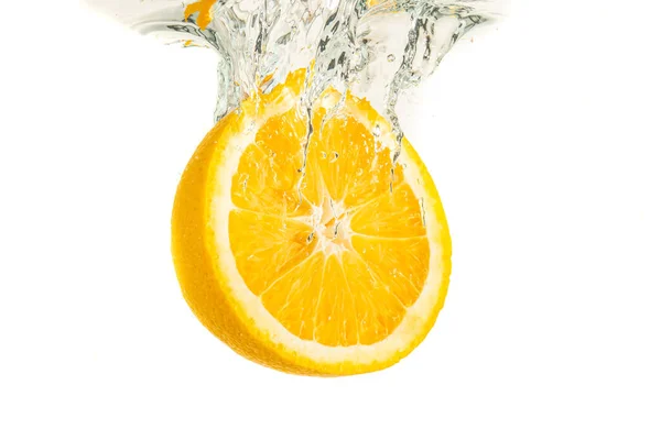 Апельсиновая половина опускается в воду и тонет изолированно на белом фоне. Концепция цитрусовых . — стоковое фото