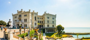 Triest, İtalya - 05.08.2015 Kuzeydoğu İtalya 'daki Trieste körfezindeki Miramare kalesine bakın. Turistik bir yer, ünlü bir seyahat merkezi..