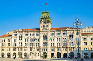Trieste, İtalya - 19 Mart 2018 : Trieste Belediye Binası görünümü