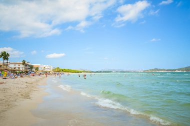 Alcudia, İspanya 05.09.2011 Playa de Muro kumsalında güneşlenen insanlar. Mallorca Adası 'nın ünlü turistik beldesi.