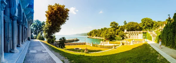 Triest, İtalya - 05.08.2015 Kuzeydoğu İtalya 'daki Trieste körfezindeki Miramare kalesine bakın. Turistik bir yer, ünlü bir seyahat merkezi. — Stok fotoğraf