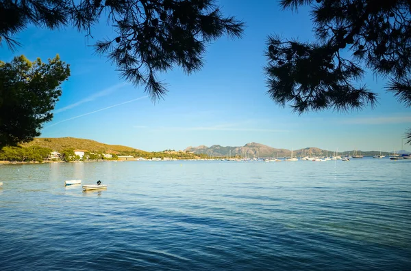 Pollenca Port, Mallorca, Spanien - 08.09.2011: Yacht och båtar ankrade i hamn på Mallorca ön. Många konstnärer och kändisar valde Port de Pollenca som sitt hem — Stockfoto