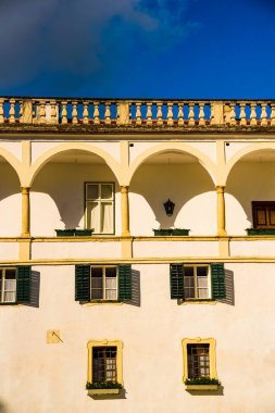Stubenberg am See, Styria - Avusturya 22.10.2016: Avrupa 'daki Herberstein Sarayı. Herberstein Schloss 'un mimarisi, avlunun ortasında. Turistik tatil beldesi.