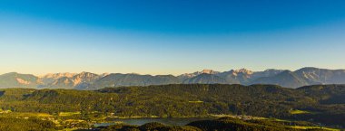Göl ve dağ Worthersee Karnten Avusturya. Pyramidenkogel kuleden göl ve Klagenfurt görüntüleme alanı.