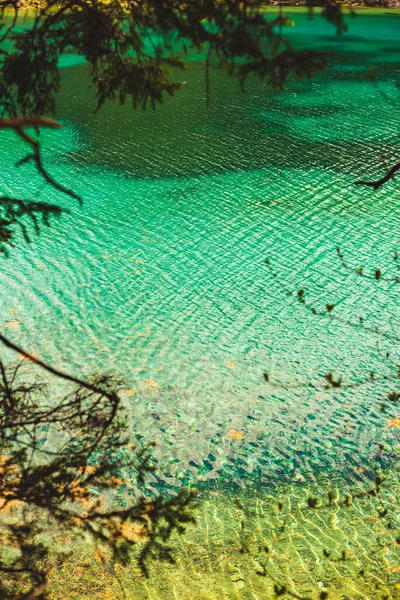 Gruner See, Austria Vista pacífica de la montaña con famoso lago verde en Estiria. Color verde turquesa del agua. Destino turístico — Foto de Stock