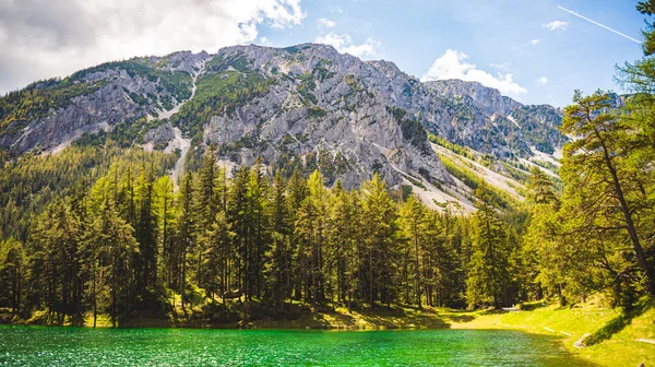 Gruner See, Rakousko Klidný pohled na hory se známým zeleným jezerem ve Štýrsku. Tyrkysově zelená barva vody. Cíl cesty — Stock fotografie