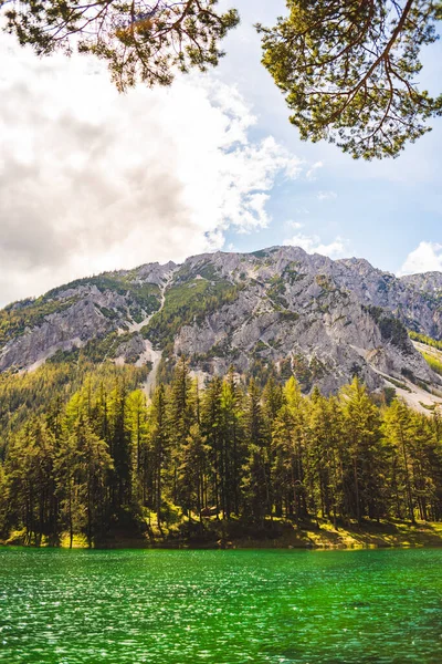 Gruner See, Rakousko Klidný pohled na hory se známým zeleným jezerem ve Štýrsku. Tyrkysově zelená barva vody. Cíl cesty — Stock fotografie