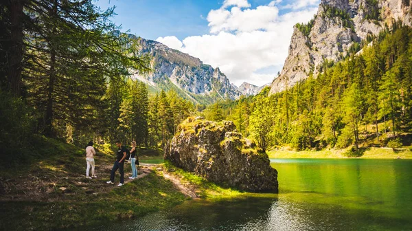Gruner See, Austria 16.05.2017: Vista pacífica de la montaña con el famoso lago verde de Estiria. Color verde turquesa del agua. Turistas caminando por la orilla. Destino turístico —  Fotos de Stock
