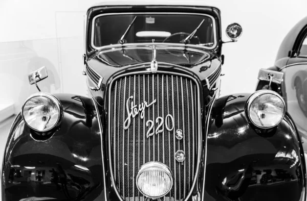 Wenen, Oostenrijk 10.01.2015: Zwarte Steyr 220 klassieke auto uit 1937. Zwart-wit foto van Museum van Technologie tentoonstelling. Plaats om te bezoeken. — Stockfoto