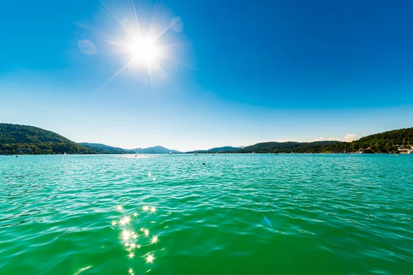 Lakeside Holidays. Stora sjön Klagenfurt är Worthersee. Den stora sjön Klagenfurt i Österrike. Många båtar är förankrade. Sommar semesterort för många europeiska turister. Kristallturkost vatten. — Stockfoto