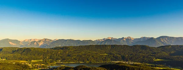 Lago e montanhas em Worthersee Karnten Áustria. Vista da torre Pyramidenkogel no lago e Klagenfurt a área . — Fotografia de Stock