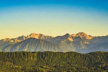 Göl ve dağ Worthersee Karnten Avusturya. Pyramidenkogel kuleden göl ve Klagenfurt görüntüleme alanı.