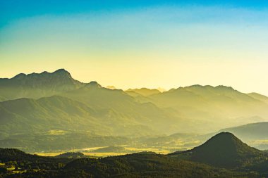 Göl ve dağ Worthersee Karnten Avusturya. Pyramidenkogel kuleden göl ve Klagenfurt görüntüleme alanı.