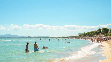 Alcudia, İspanya 14.09.2011 - Playa de Muro kumsalında insanlar denizde yüzüyor ve güneşleniyor. Mallorca Adası 'nın ünlü turistik beldesi.