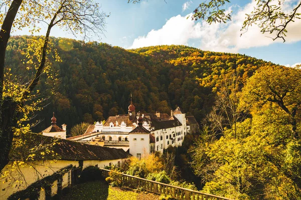 Stubenberg am See, Stiermarken - Oostenrijk 22.10.2016: Paleis Herberstein in Europa. Tuinen, Toeristische reisbestemming. — Stockfoto