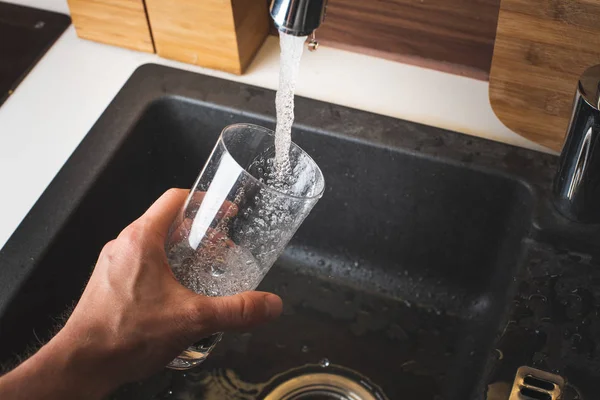 Vidro de enchimento de água da torneira de cozinha de aço inoxidável. Conceito de água potável — Fotografia de Stock