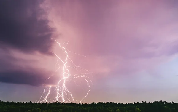 Dramatický výboj blesku v noci nad venkovem. Zemědělská pole. — Stock fotografie