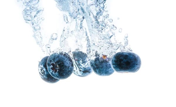 Mirtilli che affondano sott'acqua con bolle d'aria isolate su fondo bianco. Tema frutti di bosco — Foto Stock