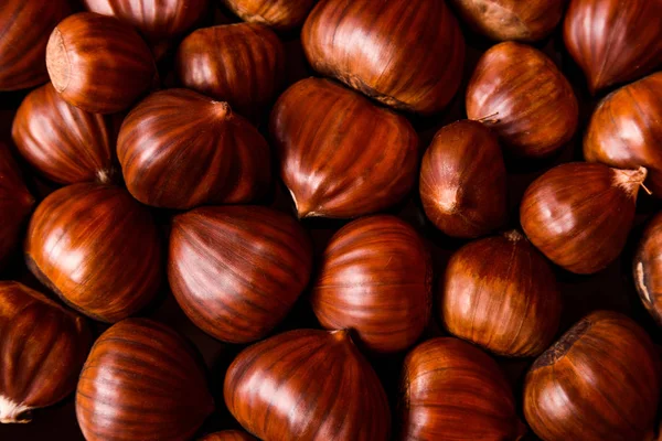 Le castagne mature chiudono. Castagne crude per Natale. Castagne dolci fresche. Contesto alimentare — Foto Stock