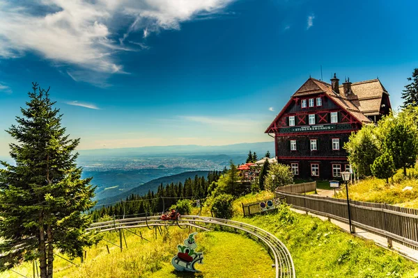 Mountain Schoeckl, Styria, Avusturya alp kulübesi ve Stubenberghaus adlı restoran yazın Graz yakınlarında dağın tepesinde.