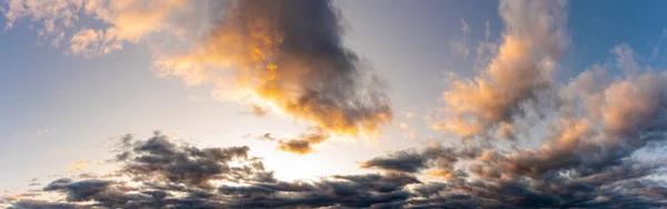 Natürlicher Hintergrund des farbenfrohen Panoramahimmels, In der Zeit Sonnenaufgang und Sonnenuntergang — Stockfoto