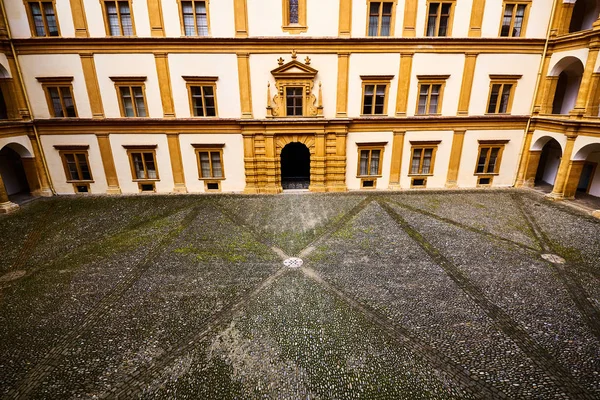 Вид на подвір "я палацу Еггенберга, туристичне місце, відоме місце для подорожей у Штирії.. — стокове фото