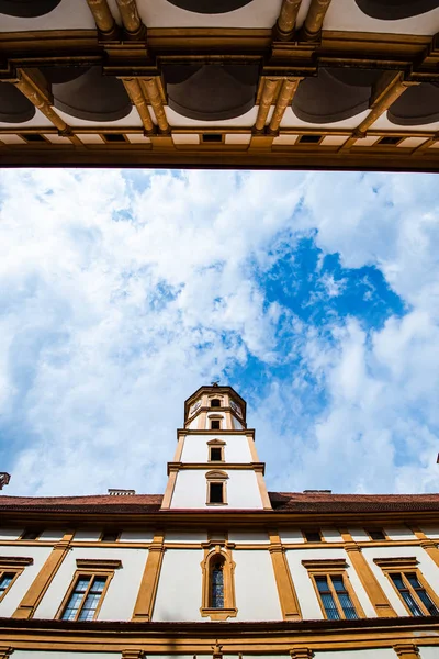 Vista em Eggenberg palácio pátio ponto turístico, destino de viagem famoso em Styria . — Fotografia de Stock