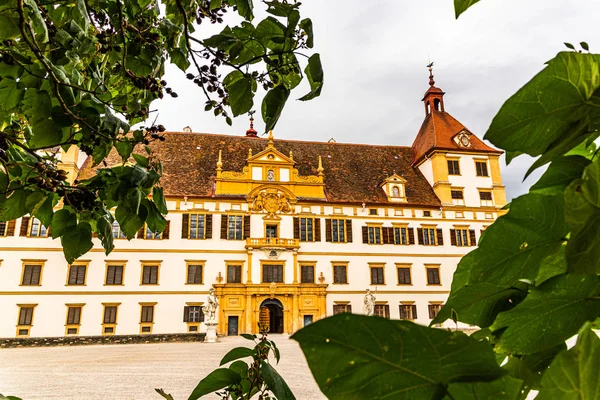 Vista em Eggenberg palácio em Autumn ponto turístico, destino de viagem famoso em Styria . — Fotografia de Stock