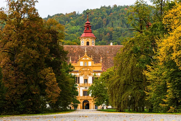 Uitzicht op Eggenberg paleis in de herfst toeristische plek, beroemde reisbestemming in Stiermarken. — Stockfoto