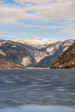 Grundlsee, Avusturya 'da açık soğuk hava manzarası, kış, donmuş göl. Seyahat yeri