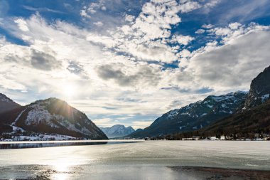 Grundlsee, Avusturya 'da açık soğuk hava manzarası, kış, donmuş göl. Seyahat yeri