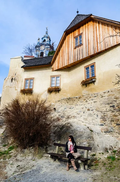 Durnstein na začátku jara, údolí Wachau, Rakousko modrý kostel věž turistické destinace — Stock fotografie