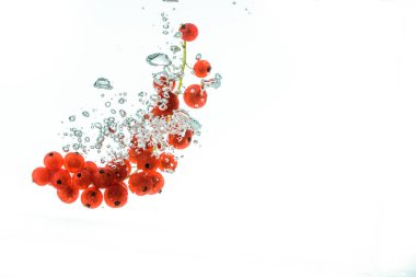 Beyaz arkaplanda kırmızı üzümlü su